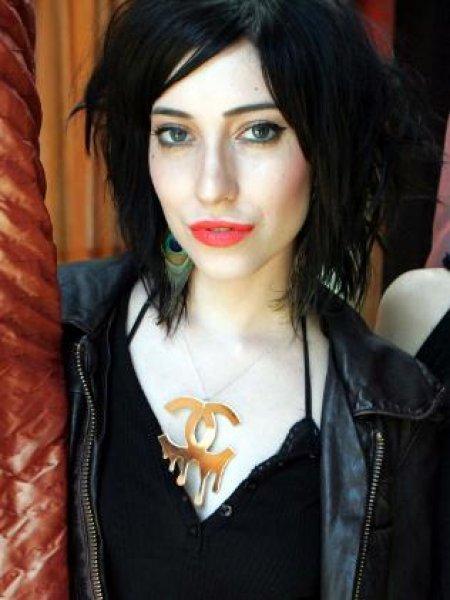 Kadın vekil Victoria Perez Meclis'te bebeğini emzirdi 