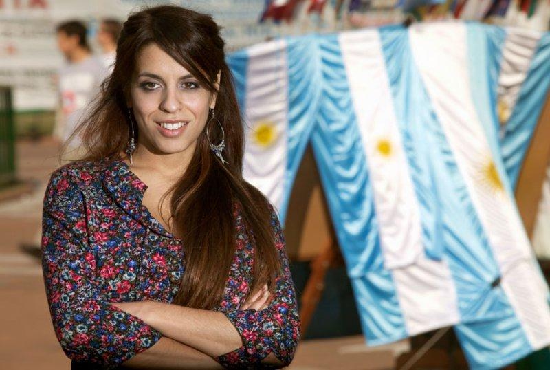 Kadın vekil Victoria Perez Meclis'te bebeğini emzirdi 