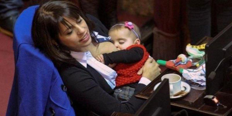 Kadın vekil Victoria Perez Meclis'te bebeğini emzirdi 