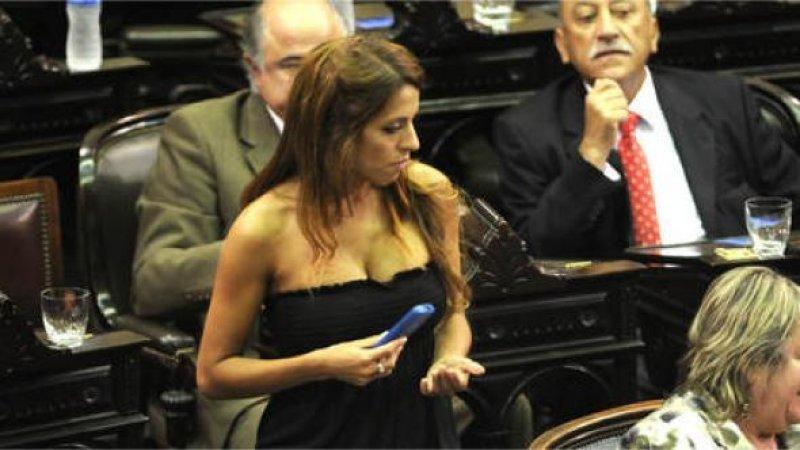 Kadın vekil Victoria Perez Meclis'te bebeğini emzirdi 