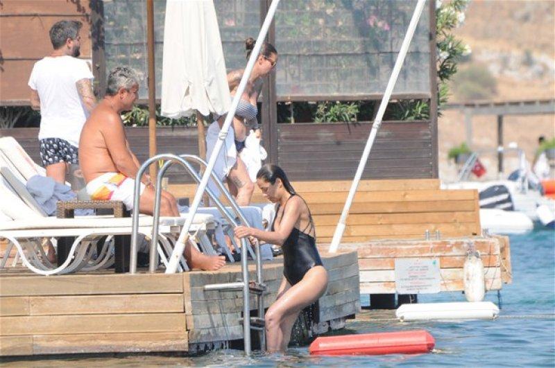 Özlem Conker sevgilisiyle tatilde 