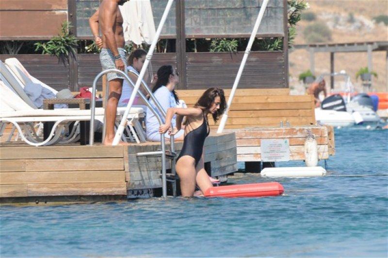 Özlem Conker sevgilisiyle tatilde 