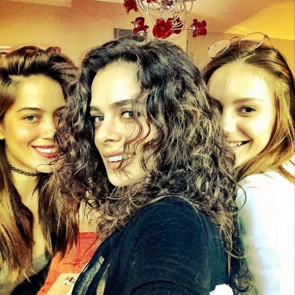 Güzel oyuncu Özge Özpirinçci'nin Instagram halleri