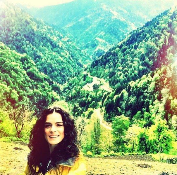 Güzel oyuncu Özge Özpirinçci'nin Instagram halleri