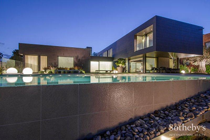 Arda Turan'ın 7 odalı 9 banyolu yeni malikanesi 