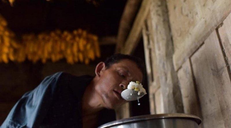 Kolsuz adam 91 yaşındaki annesini ayakları ile besliyor 