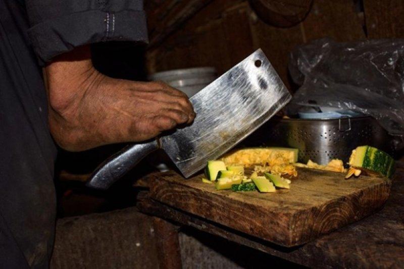 Kolsuz adam 91 yaşındaki annesini ayakları ile besliyor 