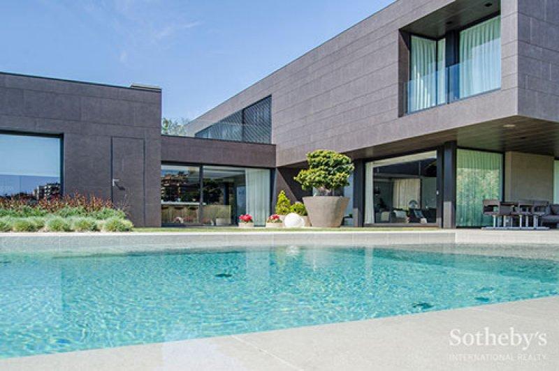 Arda Turan'ın 7 odalı 9 banyolu yeni malikanesi 