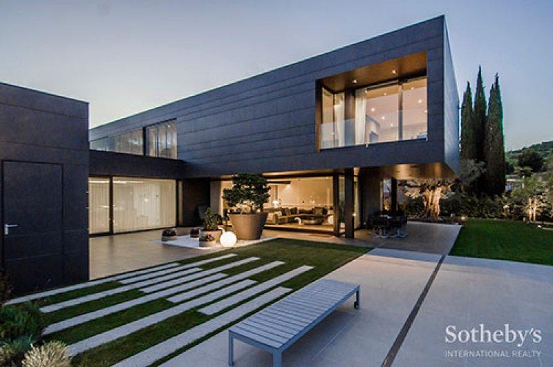 Arda Turan'ın 7 odalı 9 banyolu yeni malikanesi 