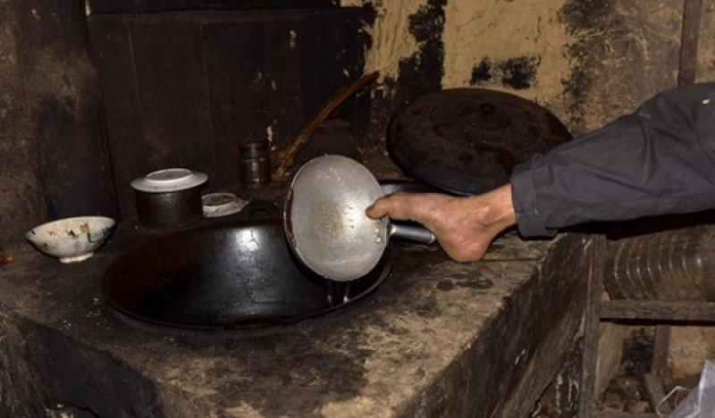 Kolsuz adam 91 yaşındaki annesini ayakları ile besliyor 