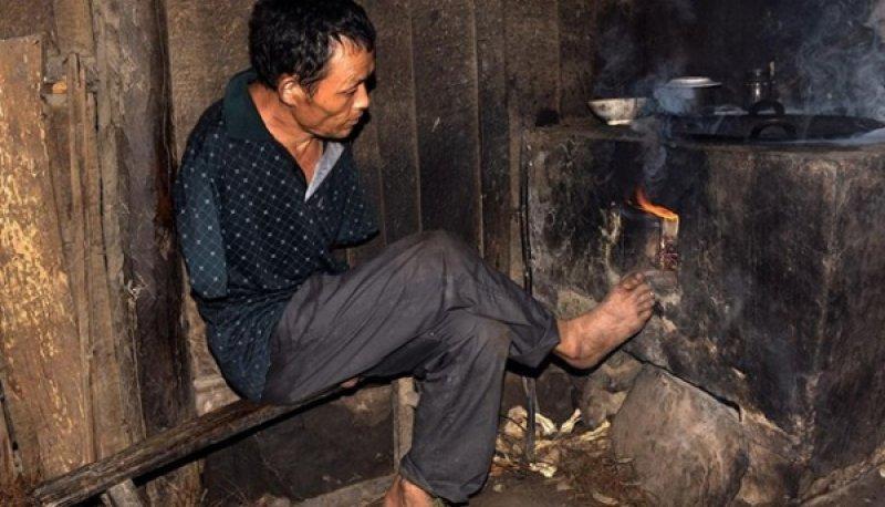 Kolsuz adam 91 yaşındaki annesini ayakları ile besliyor 