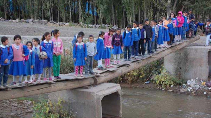 Dünyanın en zorlu okul yolları