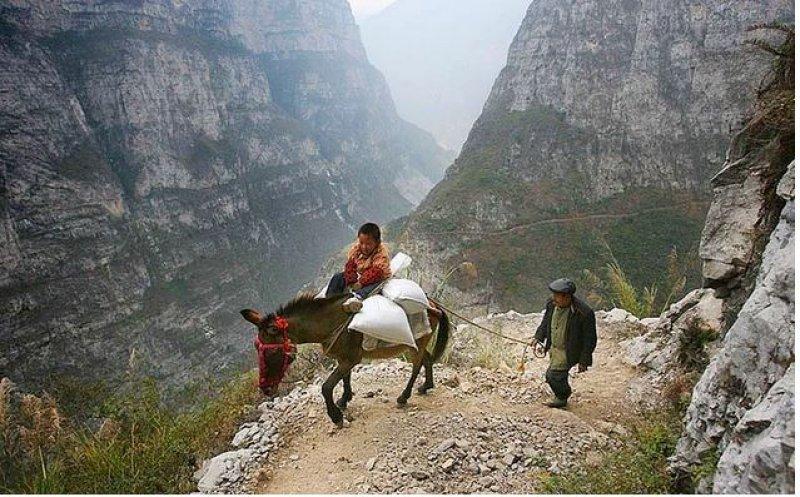 Dünyanın en zorlu okul yolları