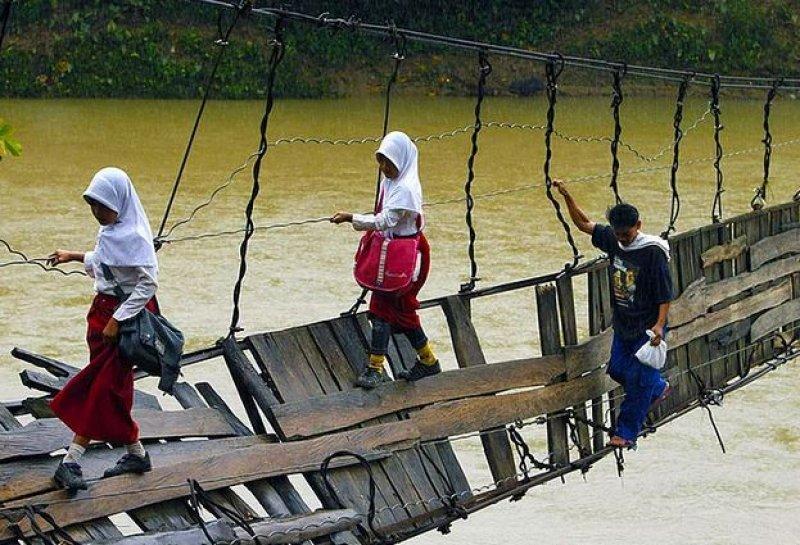 Dünyanın en zorlu okul yolları