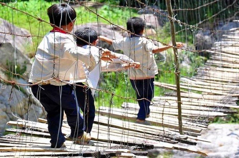 Dünyanın en zorlu okul yolları