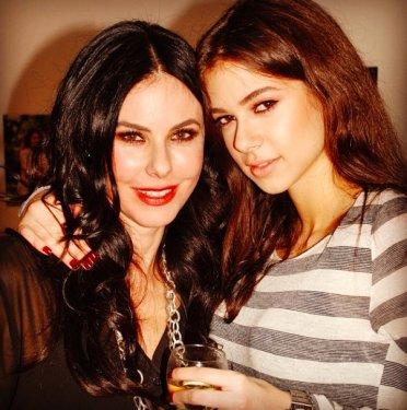 Defne Samyeli'nin kızı Deren Talu