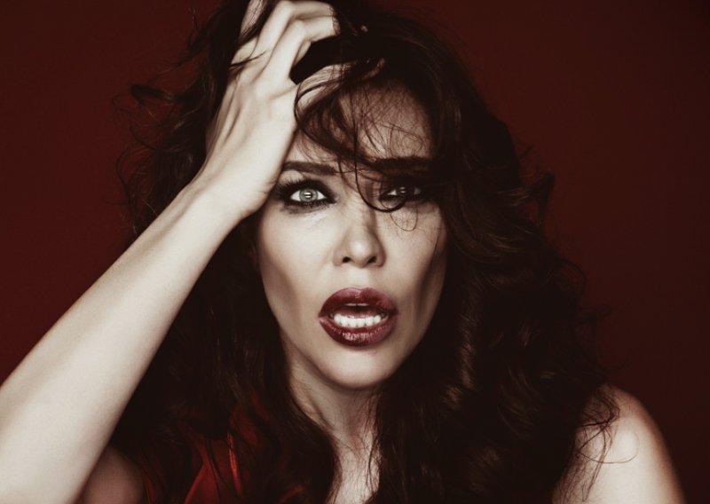 Deniz Akkaya sevgilisi Murat Varol'dan dayak yedi