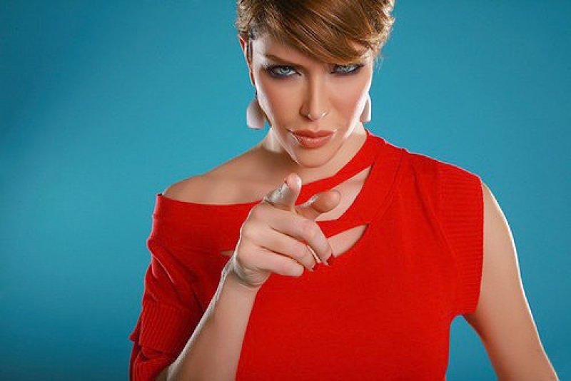 Deniz Akkaya sevgilisi Murat Varol'dan dayak yedi