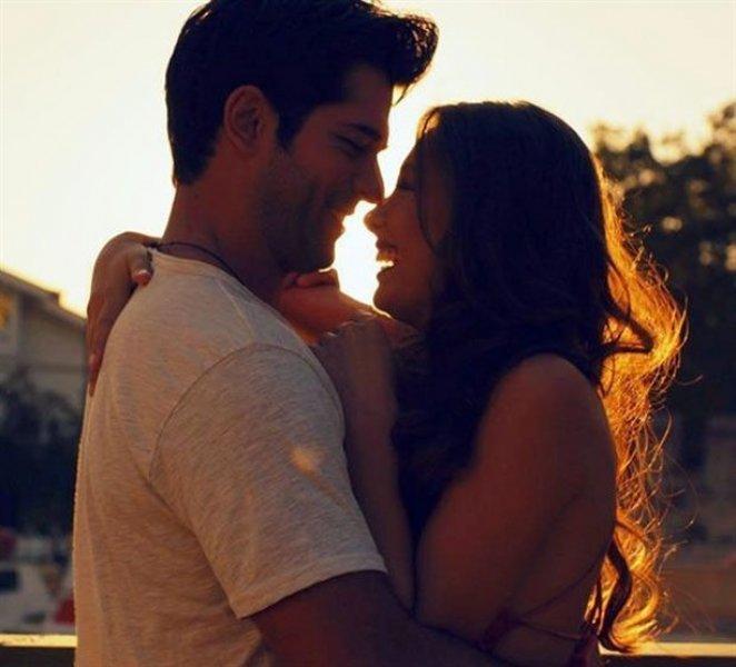 Fahriye Evcen'den Kara Sevda setine baskın