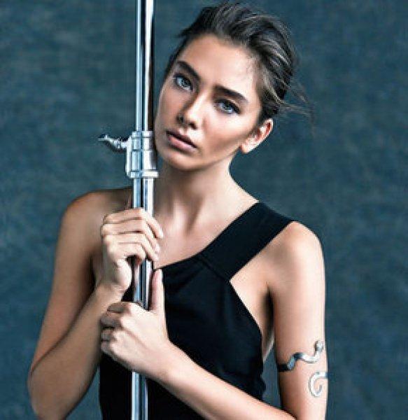 Fahriye Evcen'den Kara Sevda setine baskın