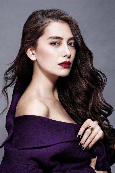 Fahriye Evcen'den Kara Sevda setine baskın