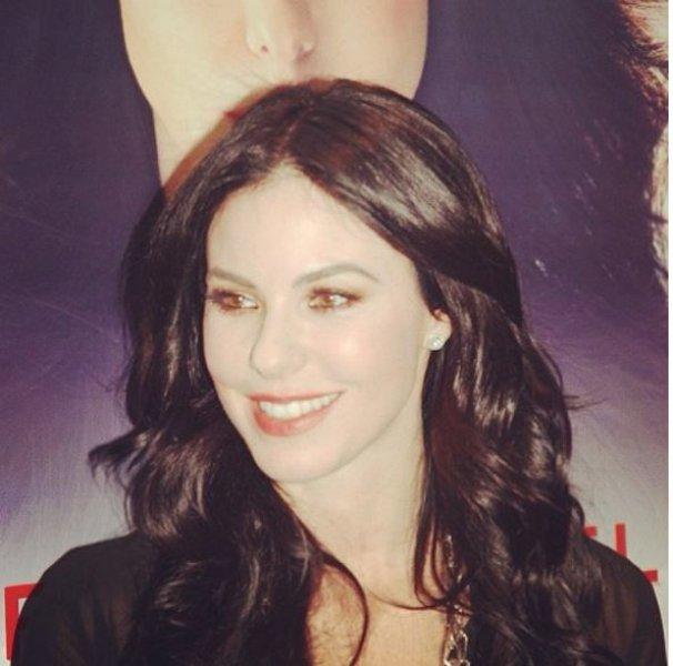 Defne Samyeli'nin Kurtlar Vadisi'ndeki ilk fotoğrafı