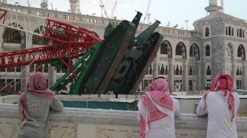 Kabe'de vinç kazası