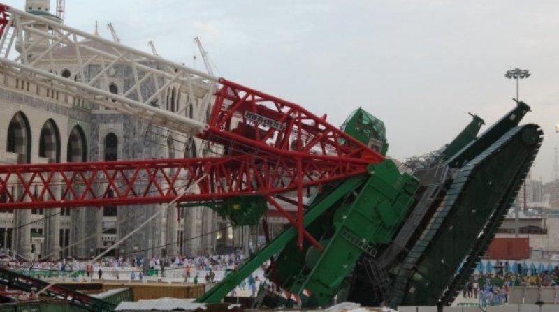 Kabe'de vinç kazası