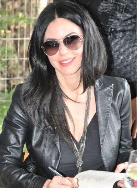 Defne Samyeli'nin Kurtlar Vadisi'ndeki ilk fotoğrafı