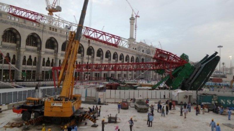 Kabe'de vinç kazası