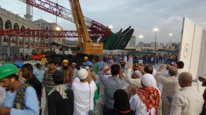 Kabe'de vinç kazası