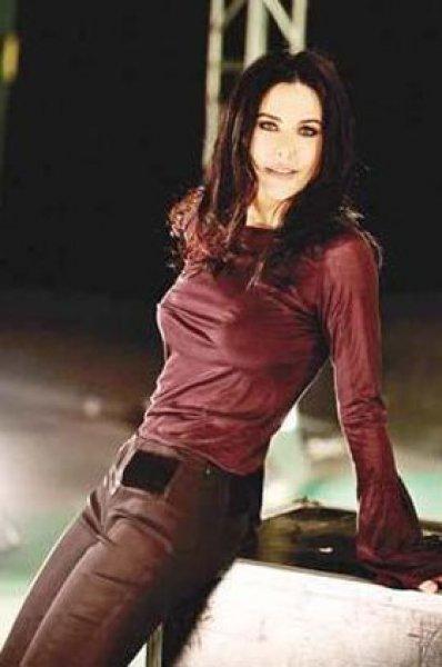 Defne Samyeli'nin Kurtlar Vadisi'ndeki ilk fotoğrafı