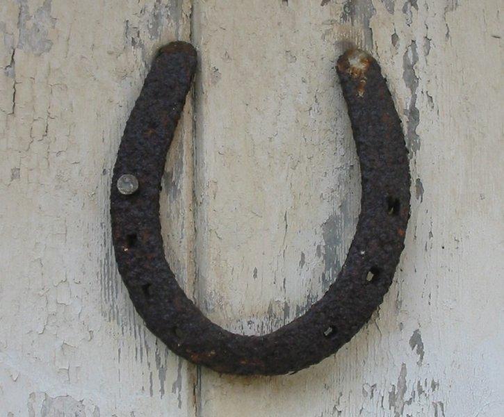 Uğur getirdiğine inanılan değişik objeler