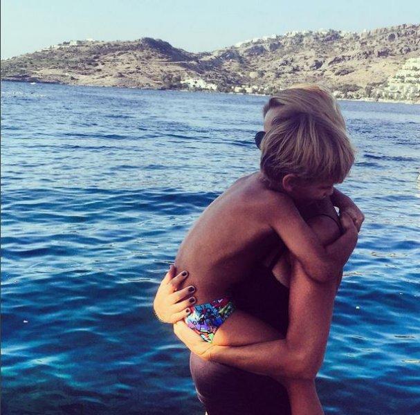 Esra Erol'dan iki oğlu için parti