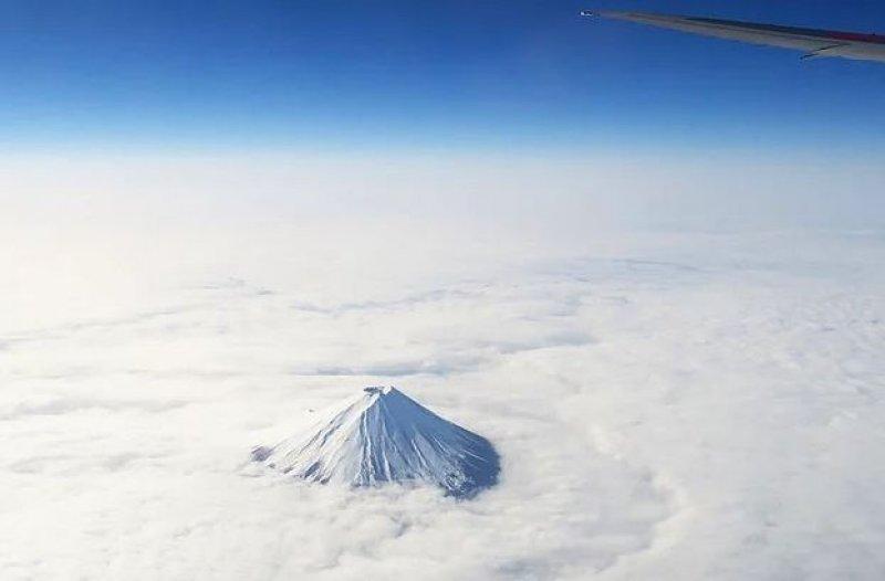 Uçakta cam kenarına oturanların çektiği inanılmaz fotoğraflar