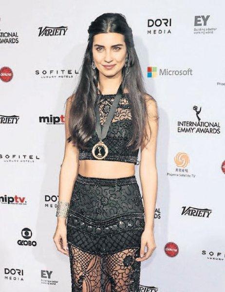 Tuba Büyüküstün çocuklarıyla okul yolunda