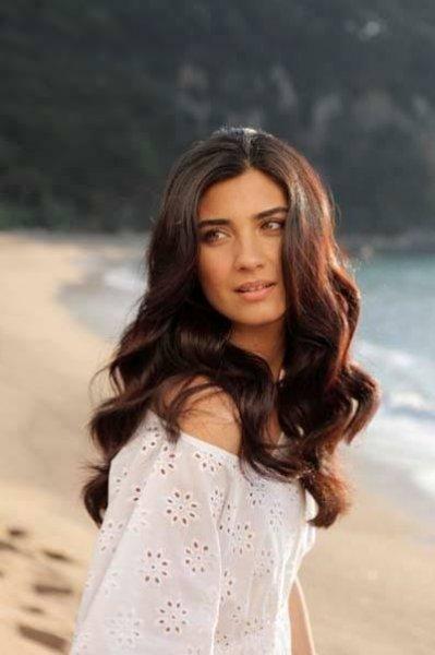 Tuba Büyüküstün çocuklarıyla okul yolunda