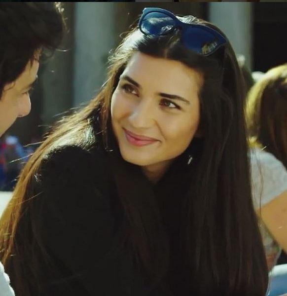 Tuba Büyüküstün çocuklarıyla okul yolunda