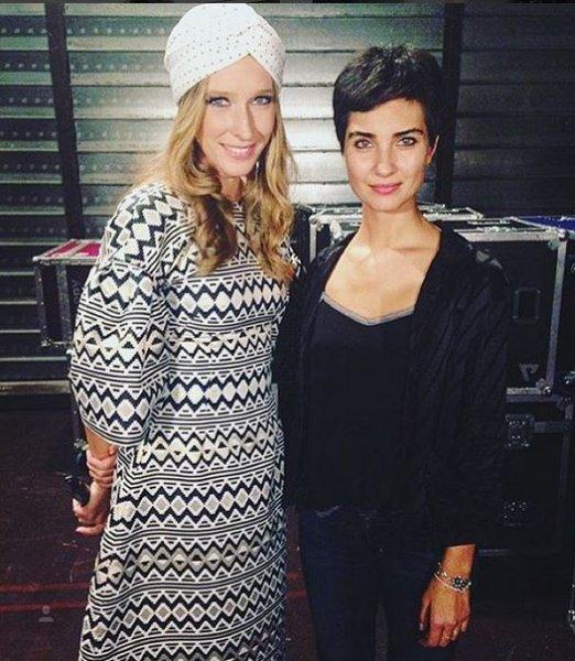 Tuba Büyüküstün çocuklarıyla okul yolunda