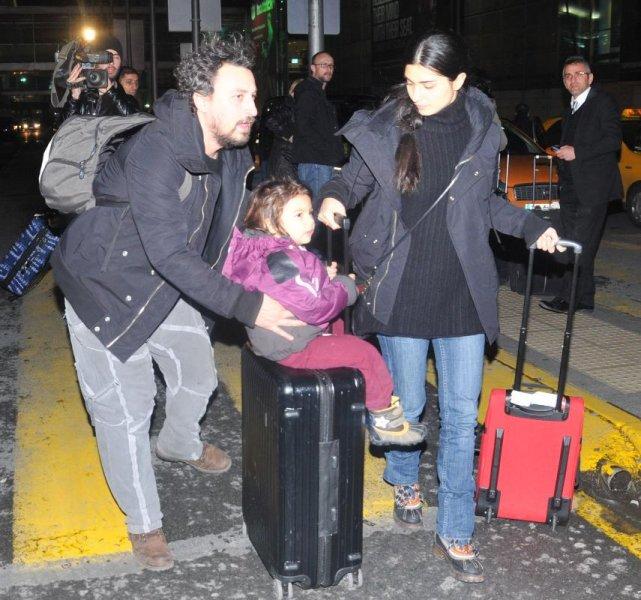 Tuba Büyüküstün çocuklarıyla okul yolunda