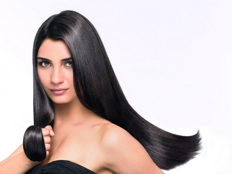 Tuba Büyüküstün çocuklarıyla okul yolunda