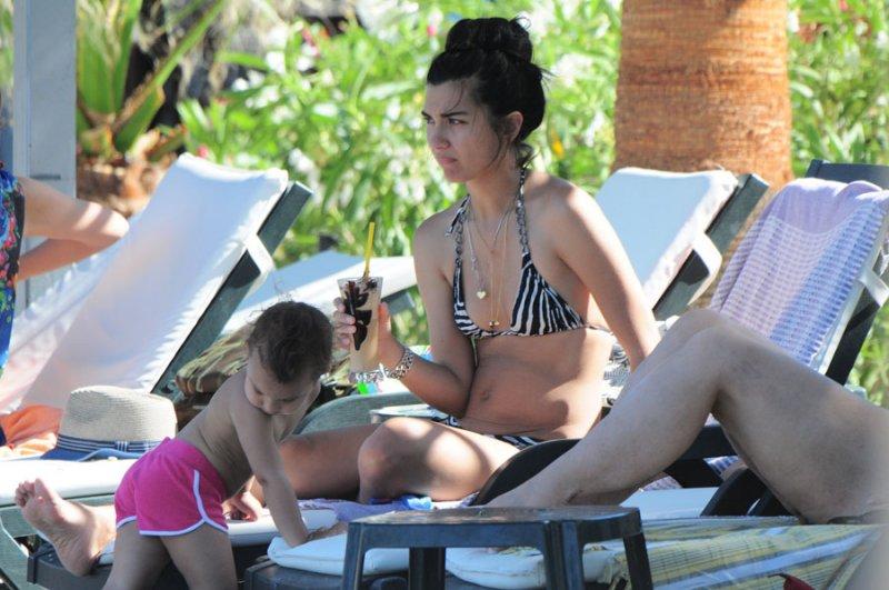 Tuba Büyüküstün çocuklarıyla okul yolunda