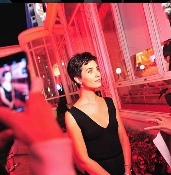 Tuba Büyüküstün çocuklarıyla okul yolunda