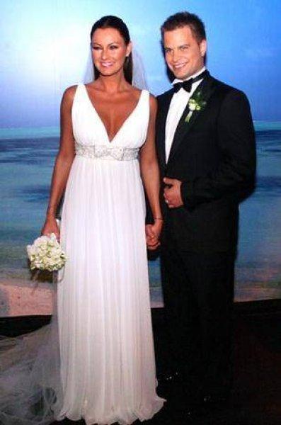 Pınar Altuğ'un kulak arkasına dövmesi