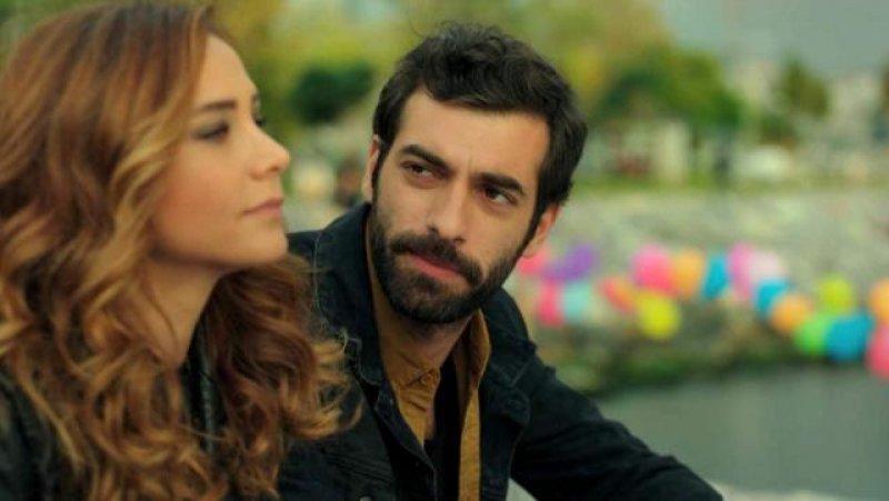 Poyraz Karayel’den dikkat çeken öpüşme sahnesi 