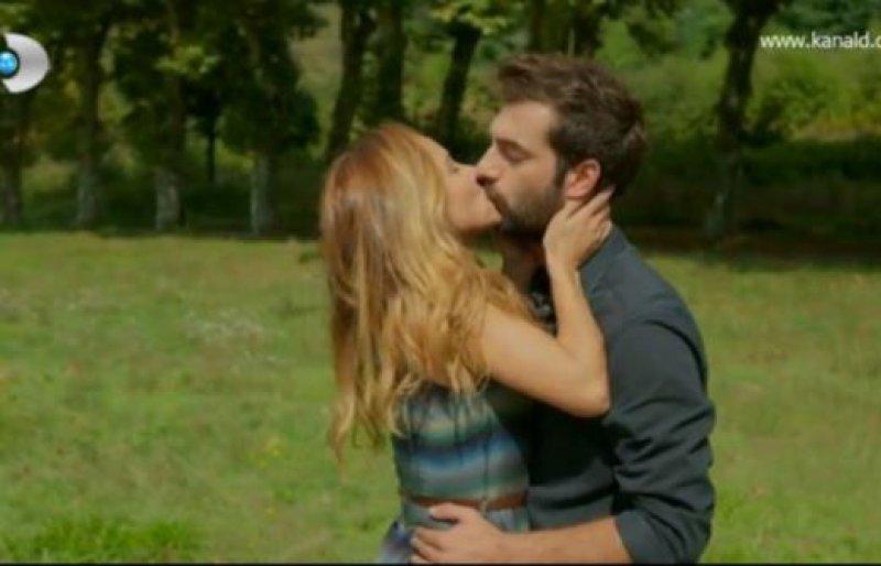 Poyraz Karayel’den dikkat çeken öpüşme sahnesi 