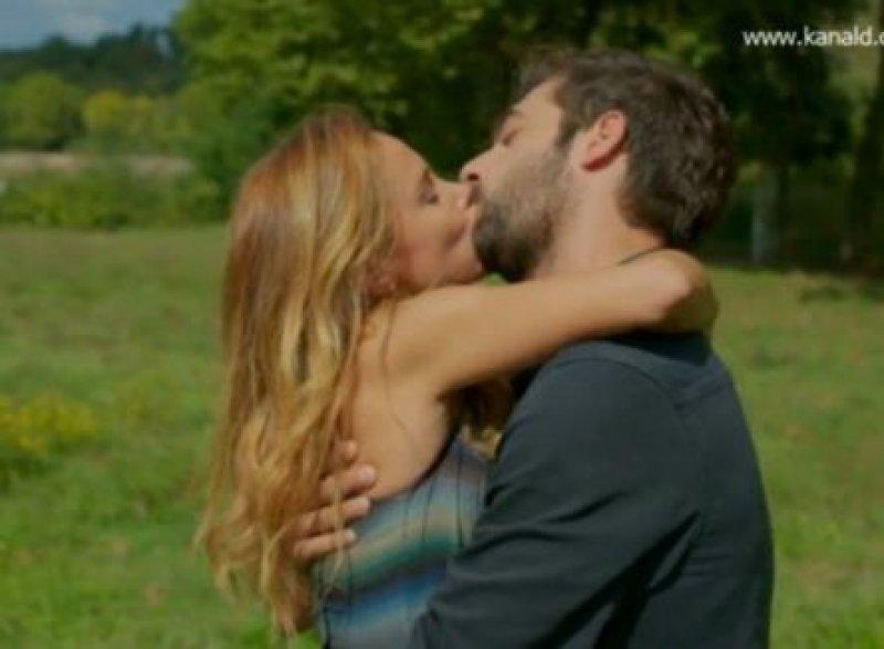 Poyraz Karayel’den dikkat çeken öpüşme sahnesi 