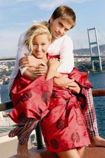 Pınar Altuğ'un kulak arkasına dövmesi