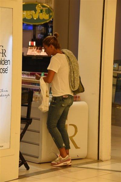 Pınar Altuğ'un kulak arkasına dövmesi