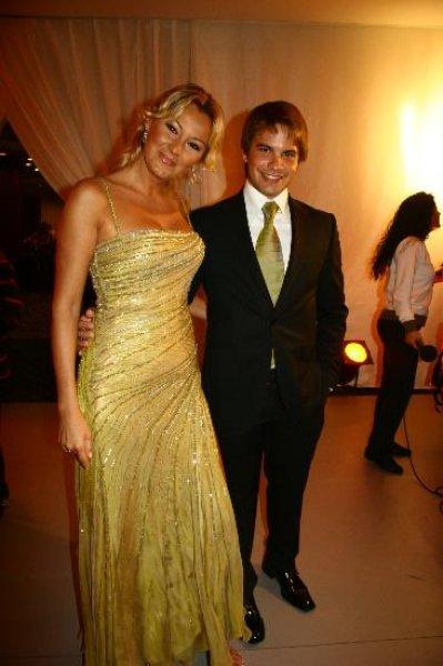 Pınar Altuğ'un kulak arkasına dövmesi